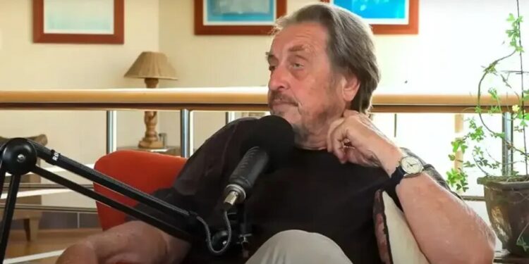 Батько Ілона Маска Еррол відвідав великодню службу в москві