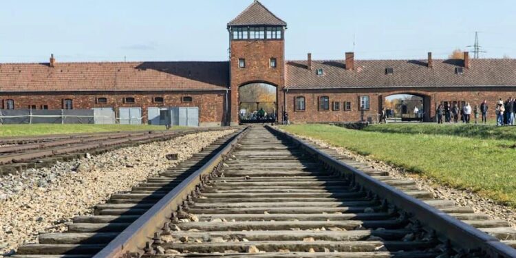 Суд у Німеччині зобов’язав поліцейського відвідати концтабір Аушвіц через використання нацистського гасла