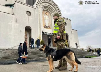 Під час Великодня посилено патрулювання з перевірками на вибухівку у понад 160 храмах Києва – поліція
