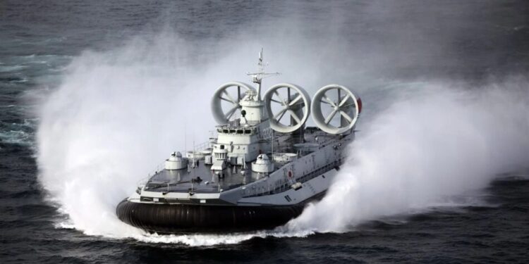 Український контракт допоміг Китаю наростити флот десантних кораблів "Зубр"