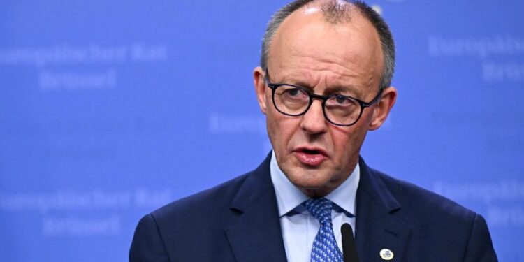 Німеччина підтримує обмеження виїзду чоловіків призовного віку з України до ЄС – Мерц