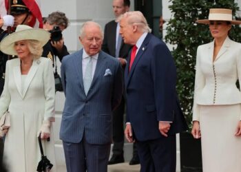 Військові почесті, неймовірні капелюшки та салют – Трампи офіційно прийняли британських монархів у Білому домі