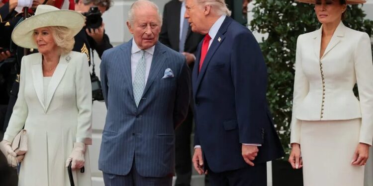 Військові почесті, неймовірні капелюшки та салют – Трампи офіційно прийняли британських монархів у Білому домі