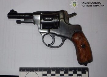 У Києві чоловік влаштував стрілянину через конфлікт на дорозі