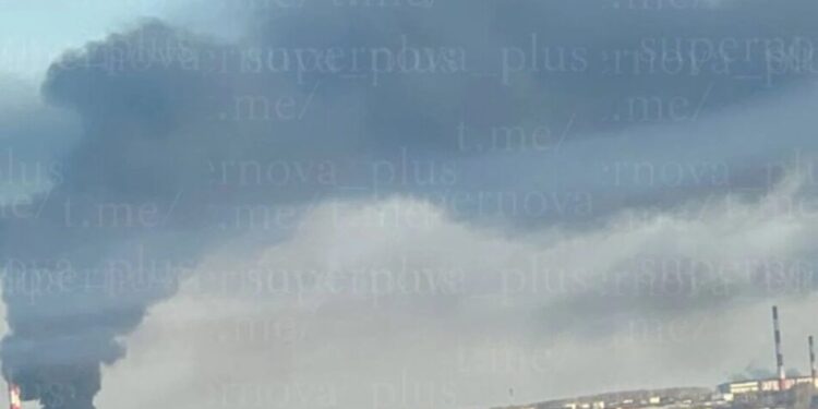 У росії повідомили про атаку дронів на НПЗ в Уфі, сталася пожежа