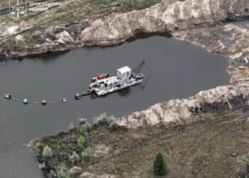 На Черкащині викрили схему незаконного видобутку піску з Дніпра на 750 млн грн
