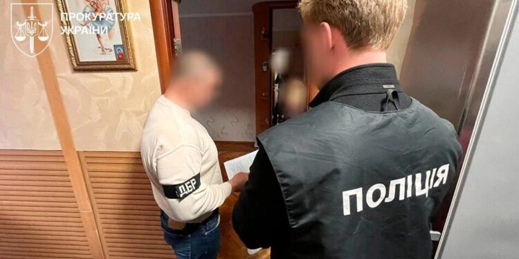 Посадовця Укрзалізниці взяли на отриманні 100 тисяч доларів хабара – Генпрокурор