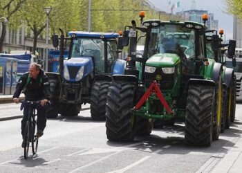 Ірландія розгортає армію для розгону протестувальників, які блокують ключові порти