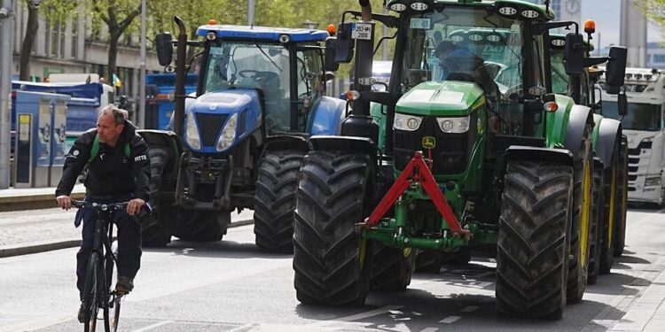 Ірландія розгортає армію для розгону протестувальників, які блокують ключові порти