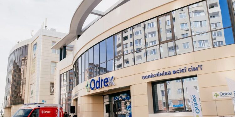 Справу про медичну недбалість у клініці Odrex знову гальмують: адвокат обвинуваченого лікаря заявив відвід судді