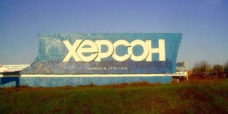 Російський дрон атакував "швидку" в Херсоні, троє медиків поранені