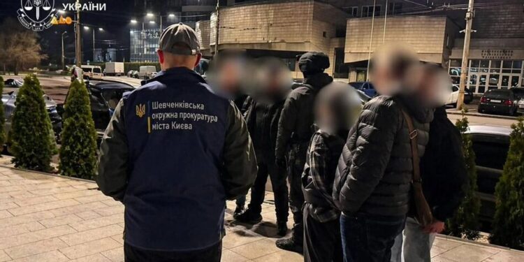У Києві спільники за 20 тис. доларів обіцяли "випустити" чоловіка з приміщення ТЦК