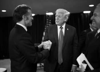 "Досі оговтується від правої у щелепу": Трамп висміяв Макрона на закритому обіді. Президент Франції відреагував