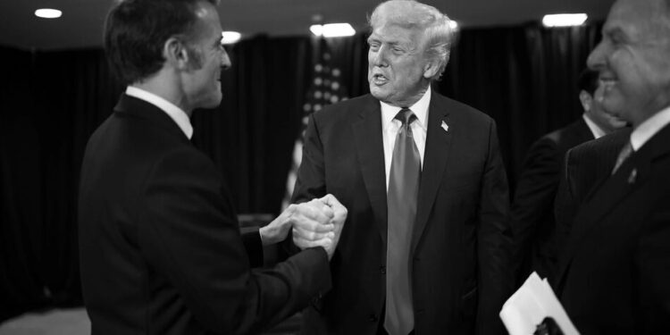 "Досі оговтується від правої у щелепу": Трамп висміяв Макрона на закритому обіді. Президент Франції відреагував