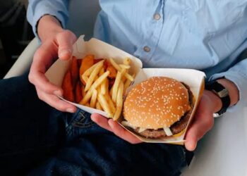 Дешевий фаст-фуд став дорогим для росіян, економлять на всьому  – розвідка