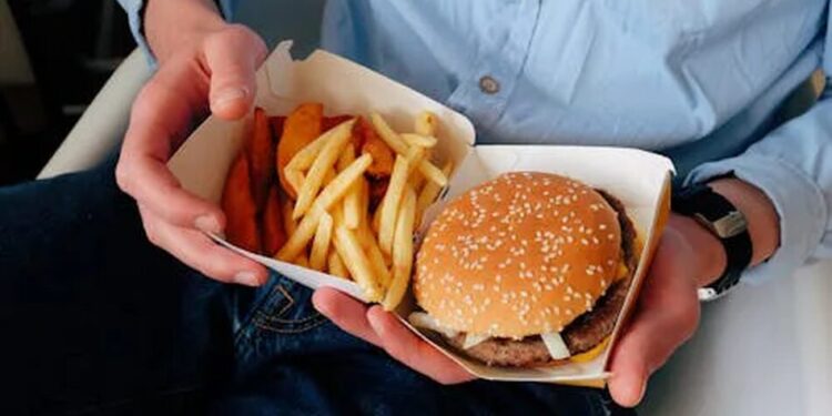 Дешевий фаст-фуд став дорогим для росіян, економлять на всьому  – розвідка