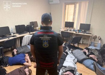 У Дніпрі накрили ще одну мережу шахрайських кол-центрів, які грали на романтиці та бажанні заробити