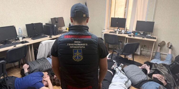 У Дніпрі накрили ще одну мережу шахрайських кол-центрів, які грали на романтиці та бажанні заробити