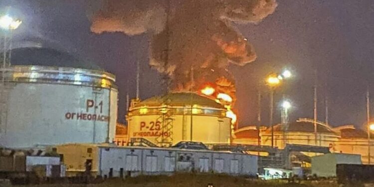 Приморський нафтовий термінал рф втратив 40 відсотків сховищ через атаки дронів – Reuters