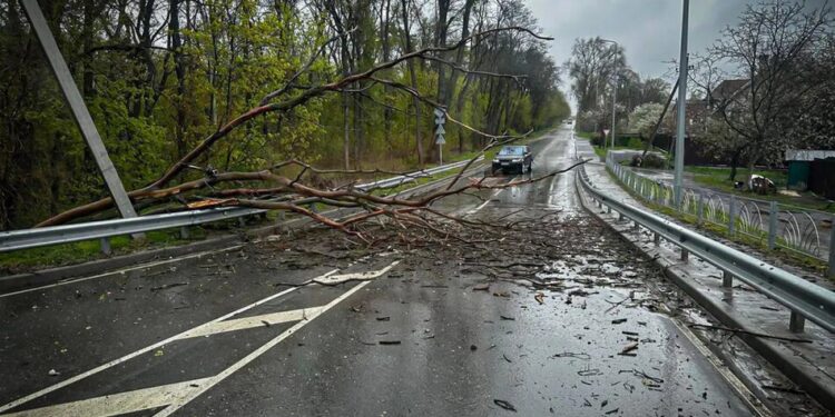 Негода в Україні забрала життя 3 людей, 7 постраждали, частина 19 областей без електрики