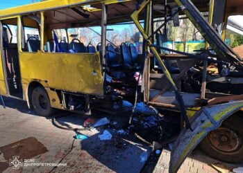росія вдарила дроном по маршрутці в Нікополі, троє загиблих і 12 поранених