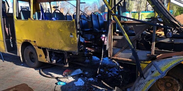 росія вдарила дроном по маршрутці в Нікополі, троє загиблих і 12 поранених