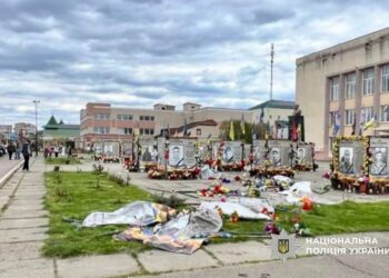 На Одещині водій пошкодив автомобілем конструкції з портретами на Алеї героїв