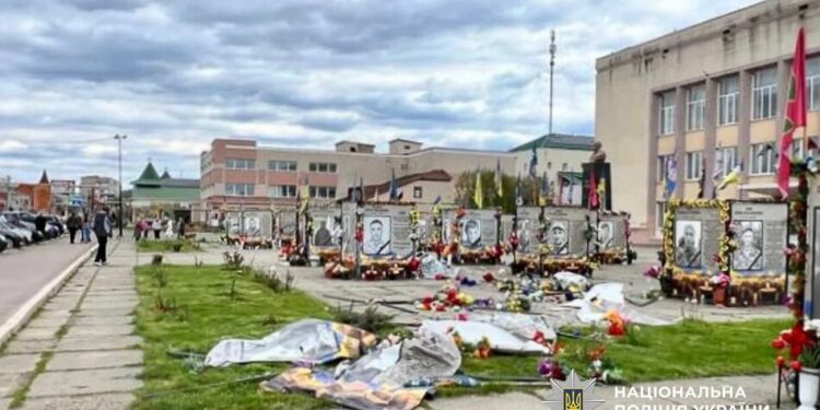 На Одещині водій пошкодив автомобілем конструкції з портретами на Алеї героїв