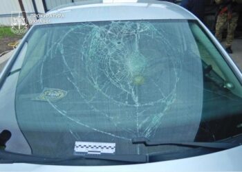 У Кропивницькому чоловіку, який провіз військового ТЦК на капоті авто, повідомлено про підозру