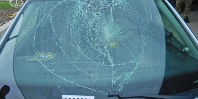 У Кропивницькому чоловіку, який провіз військового ТЦК на капоті авто, повідомлено про підозру