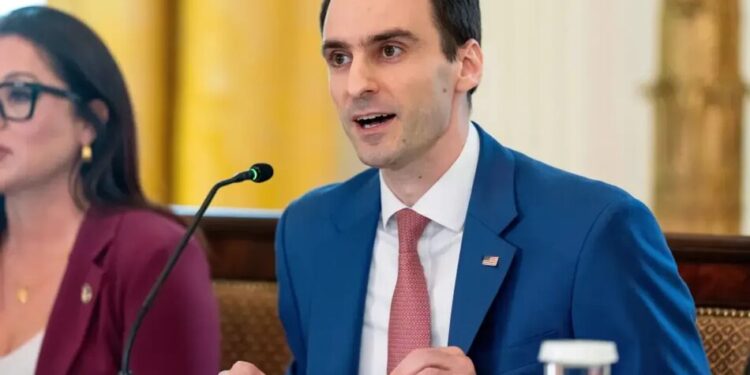 США обіцяють придушити китайські компанії за використання американських ШІ-моделей