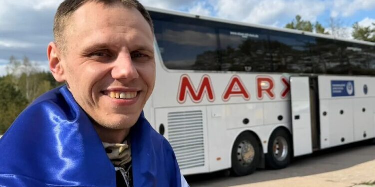 Майже рік невідомості: у Нацполіції показали яскраві кадри після звільнення з полону бійця штурмового полку "Сафарі"