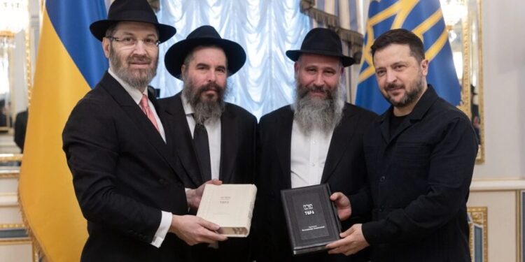 Зеленський зустрівся з рабинами та отримав першу Тору українською мовою
