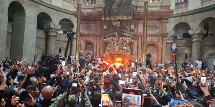 Благодатний вогонь зійшов у Єрусалимі – як це було