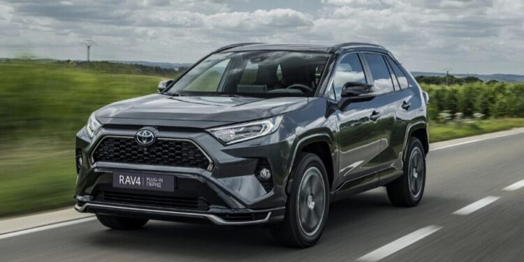 У березні українці купили майже 6 тисяч нових авто – лідирує Toyota RAV4