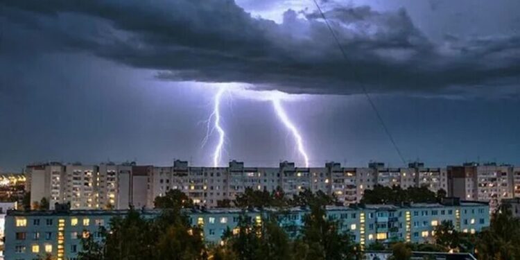 Синоптики попередили про грози, град і заморозки в Україні