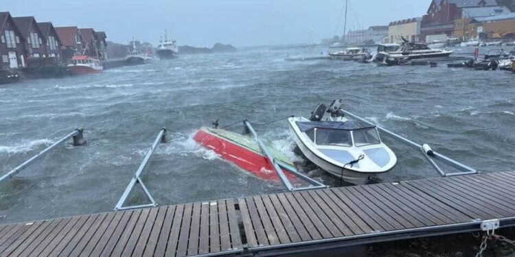 Шторм у Норвегії знеструмив тисячі осель і порушив роботу транспорту