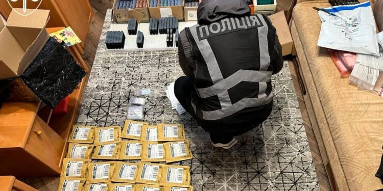 В Україні викрили 17-мільйонну схему продажу наркотиків у вейпах