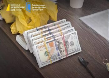 Вимагали у підприємця 110 тис. доларів – співробітників СБУ Полтавщини затримали на хабарі