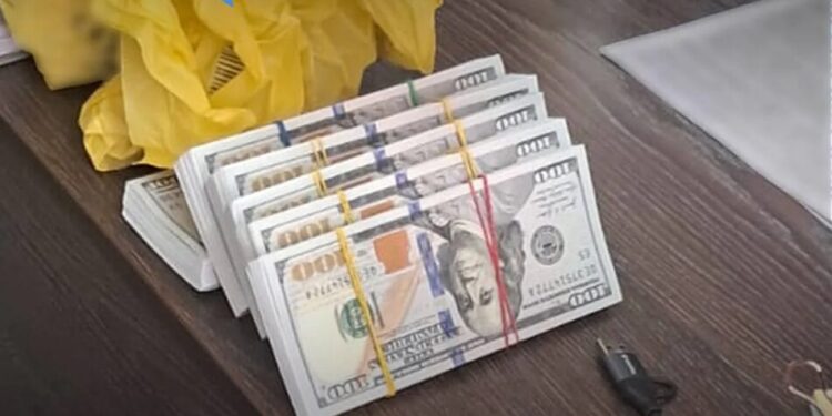 Вимагали у підприємця 110 тис. доларів – співробітників СБУ Полтавщини затримали на хабарі