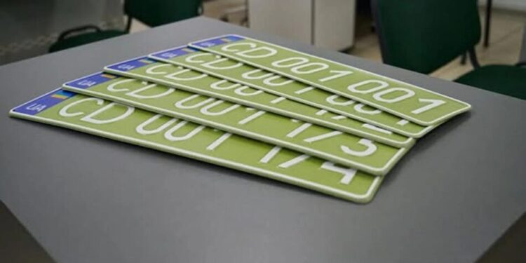 Україна ввела нові дипломатичні номерні знаки