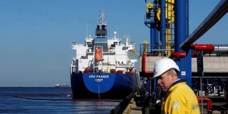 рф неминуче скоротить видобуток нафти через удари по експортній інфраструктурі – Reuters