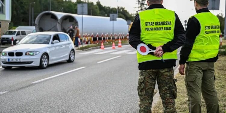 У Польщі затримали двох українців, які нелегально перевозили 12 росіян без документів