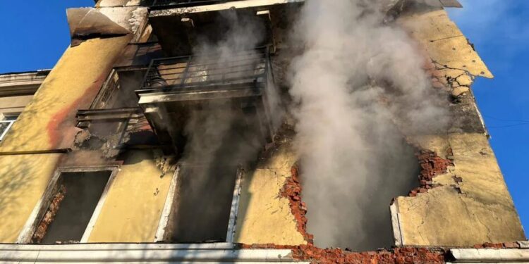 Ракетно-дронова атака на Шостку забрала життя жінки та спричинила масштабні пожежі