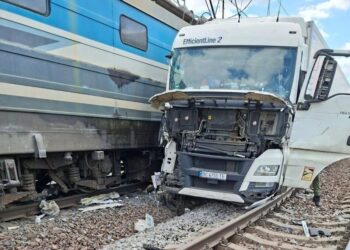 Водій вантажівки проігнорував сигнал та врізався у поїзд "Перемишль-Київ" на Львівщині