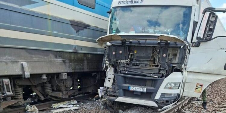Водій вантажівки проігнорував сигнал та врізався у поїзд "Перемишль-Київ" на Львівщині