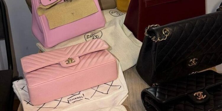 В Україну хотіли ввезти люксові сумки Chanel та Hermes без мита – їх знайшли на кордоні