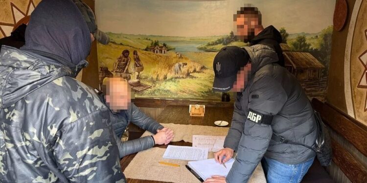 Вимагав ​100 тис. доларів за демонтаж колії – посадовця Укрзалізниці відправили під варту і визначили заставу в 4,3 млн грн