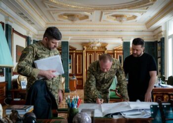 Зеленський заслухав Сирського та Гнатова про ситуацію на фронті та удари по рф