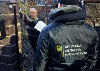 На Київщині викрили схему розтрати коштів на могильних хрестах для полеглих захисників: переплата понад 2,8 млн грн